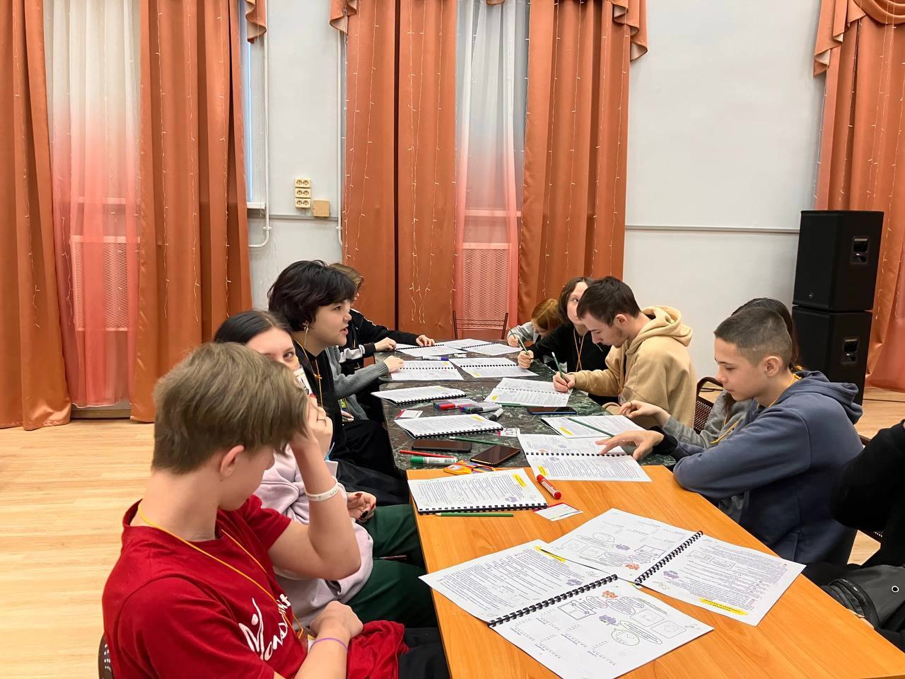 Волонтёры головного отделения по Ленинградской области Сбербанка провели для наших ребят урок финансовой грамотности для детей от 13 лет. 