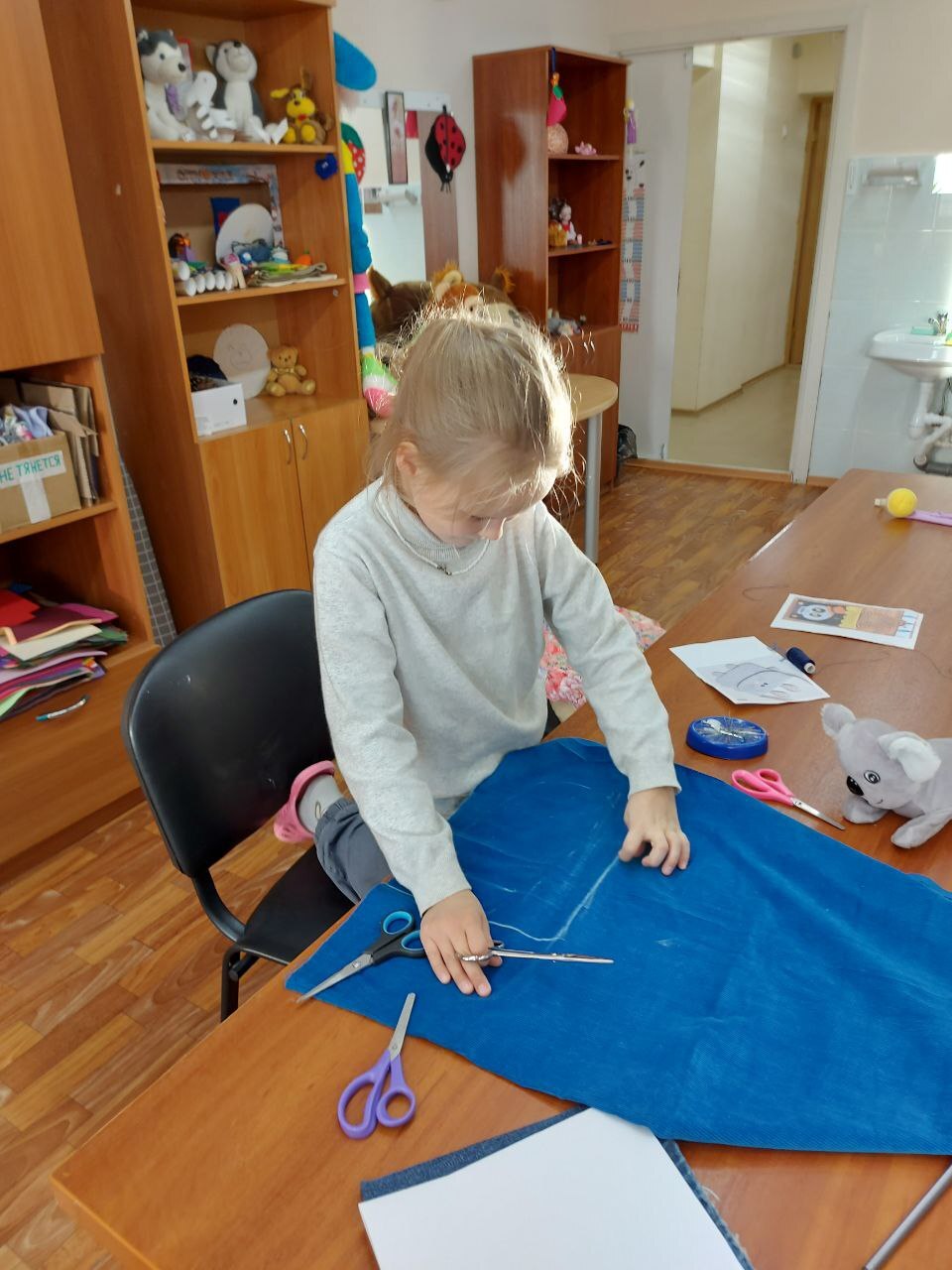 В кружке «Умелая иголочка» ребята осваивают практические навыки, которые пригодятся в жизни. 