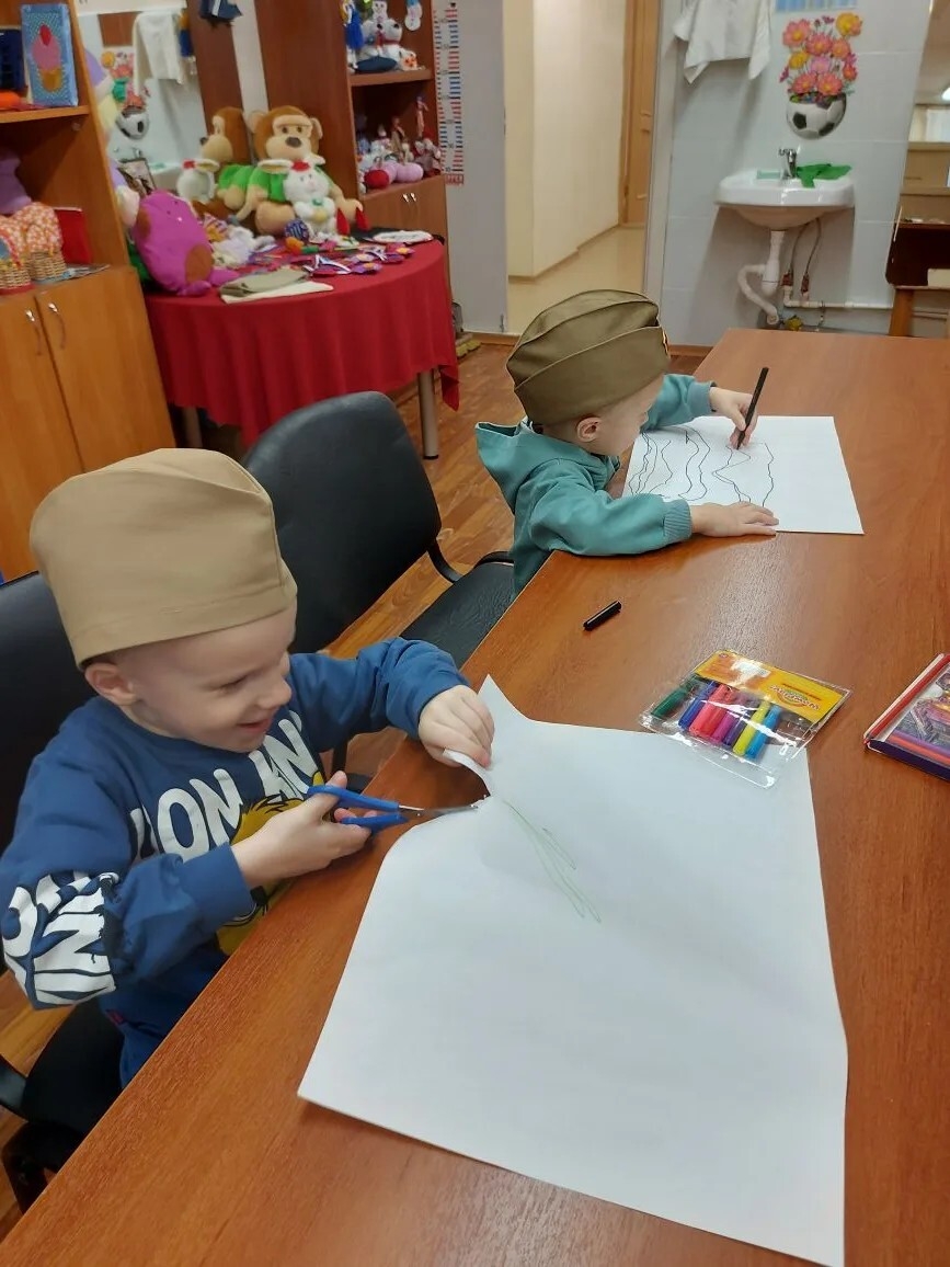 Вы когда-нибудь видели, как в одной комнате одновременно происходит всё, что только можно представить с нитками, тканью и ножницами? Добро пожаловать в «Умелую иголочку»