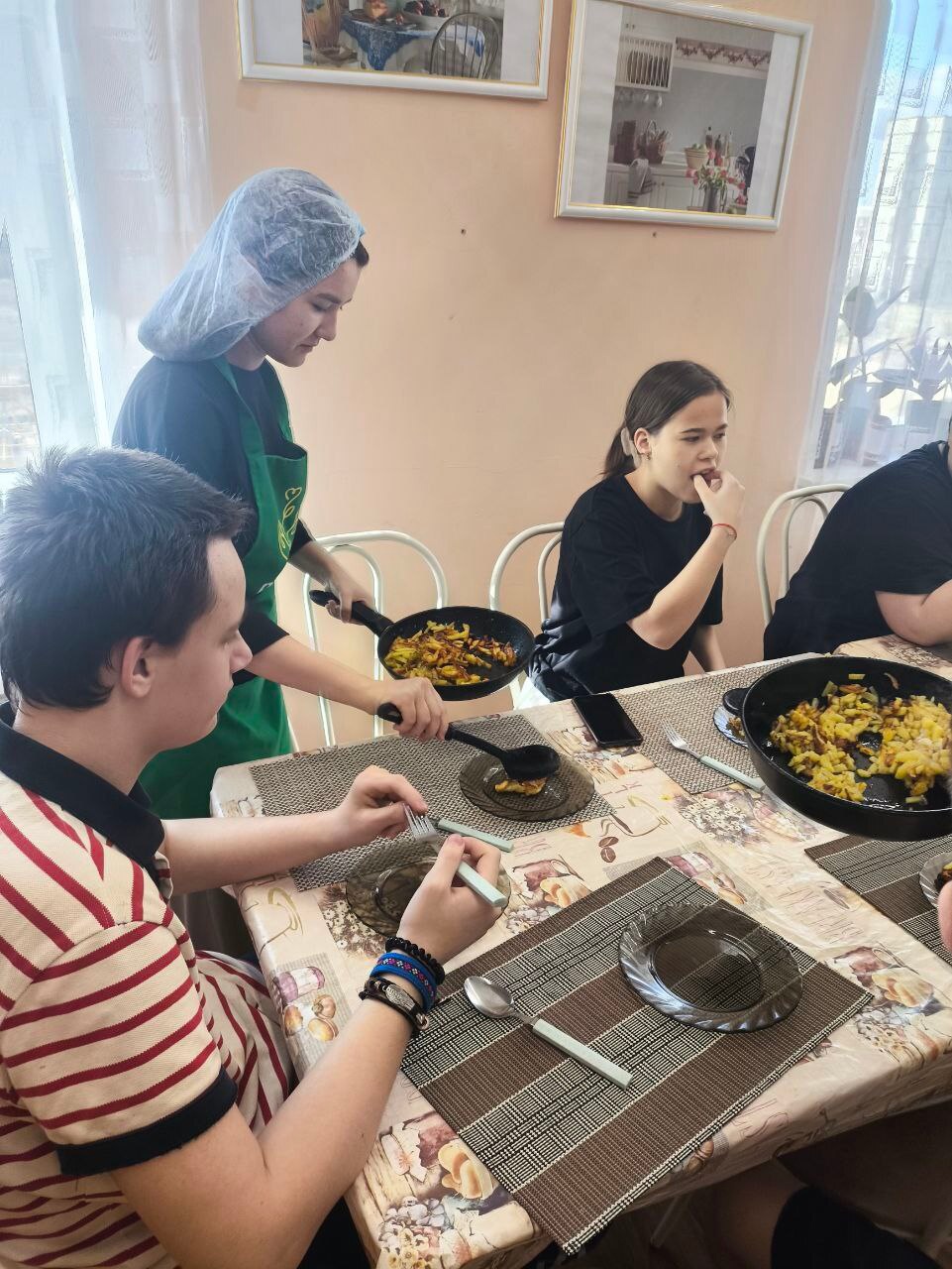 В «Никольском ресурсном центре» на кулинарном занятии ребята под руководством Надежды Демьяновны учились готовить жареную картошку – простое, но такое любимое блюдо!