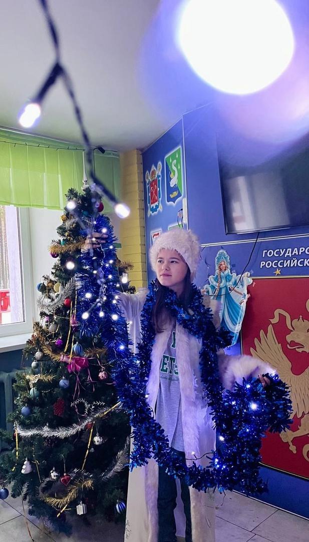  Наши воспитанники, отдыхающие в ДООЛ «Восток» снова на связи! Ребята приняли участие в новогоднем фотокроссе, где делали фотографии в различных тематиках. А в свободное время не сидят сложив руки: украшают свой отрядный уголок и делают сказочные поделки.