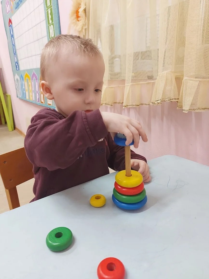 Наши малыши все разные: один любит собирать пазлы, другому нравится перебирать пуговицы, третий без остановки трогает всё, что блестит.