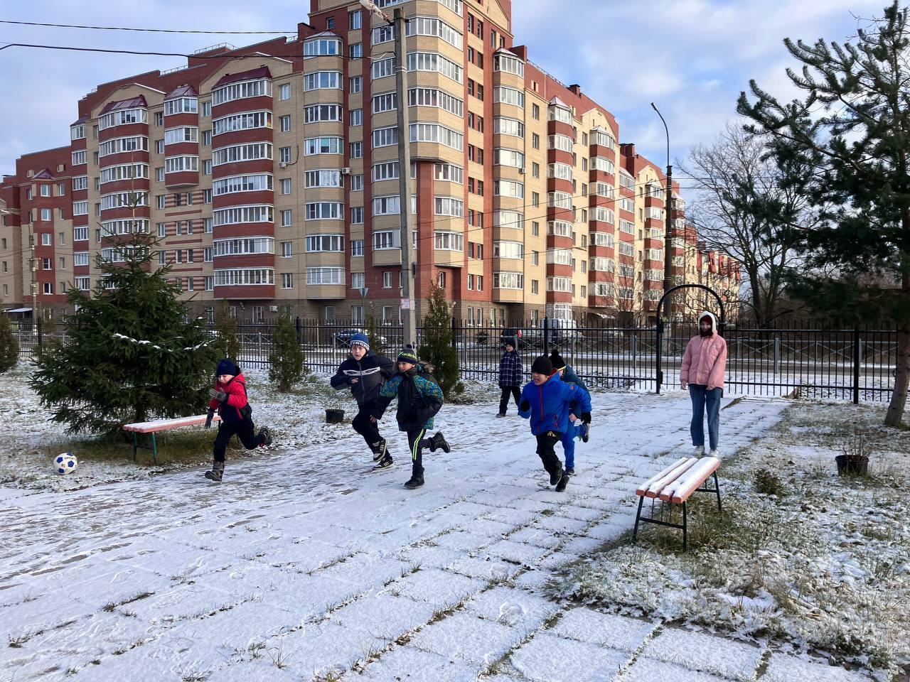 Когда выпадает снег, все дети хотят поиграть на улице.