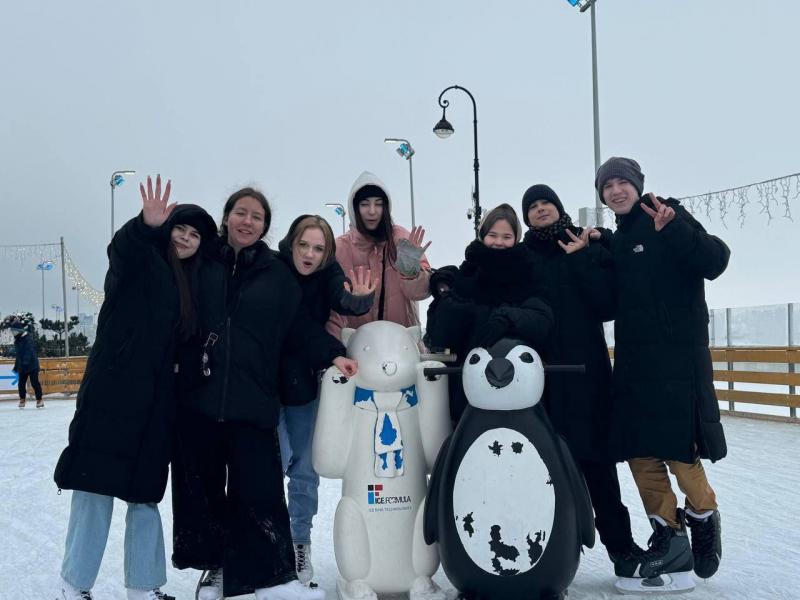 Наши воспитанники, проживающие в стажировочной квартире, провели незабываемый день на одном из самых больших в мире катков - "Катке у Флагштока".