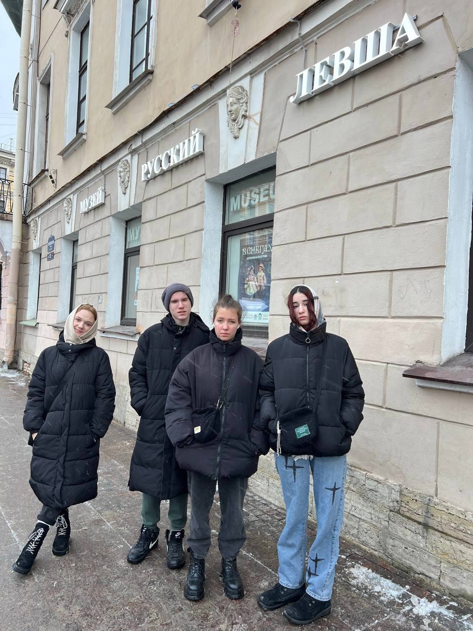 Полезные выходные ребят из стажировочной квартиры. Воспитанники побывали в музее чудес под микроскопом "Русский Левша".