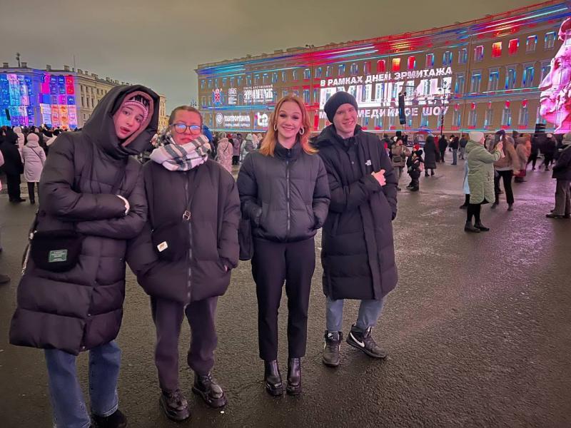 Ребята, проживающие в стажировочной квартире, побывали на Дворцовой площади, где на фасадах Главного Штаба и Штаба Гвардейского корпуса состоялось захватывающее зрелище с 3D-проекциями - мультимедийное шоу «Пушкин»