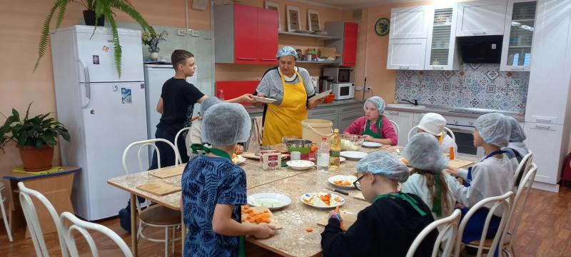 Осень — время витаминов, и на занятии по кулинарии ребята это доказали. 