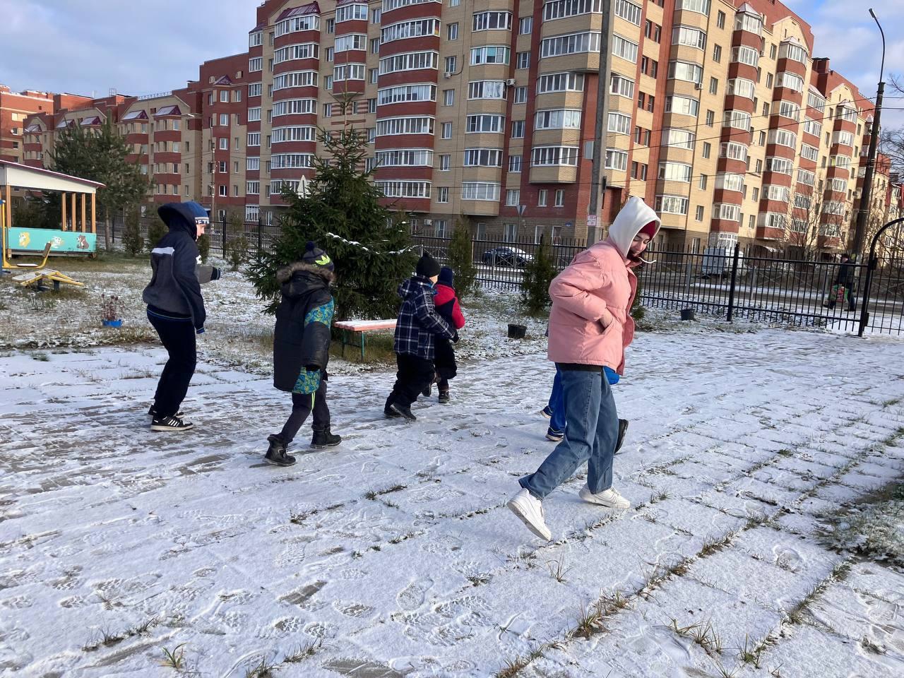 Когда выпадает снег, все дети хотят поиграть на улице.