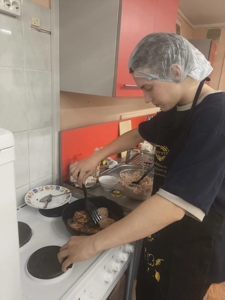 На кулинарном занятии в центре ребята освоили приготовление рыбных котлет. 