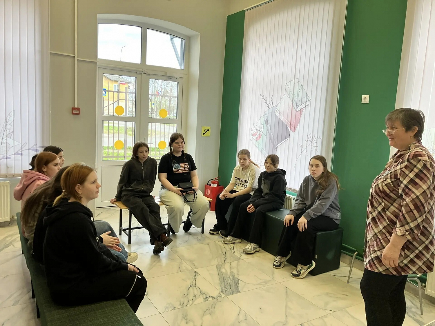 Тишина, уют и десятки профессий в одной: экскурсия в Никольскую городскую библиотеку