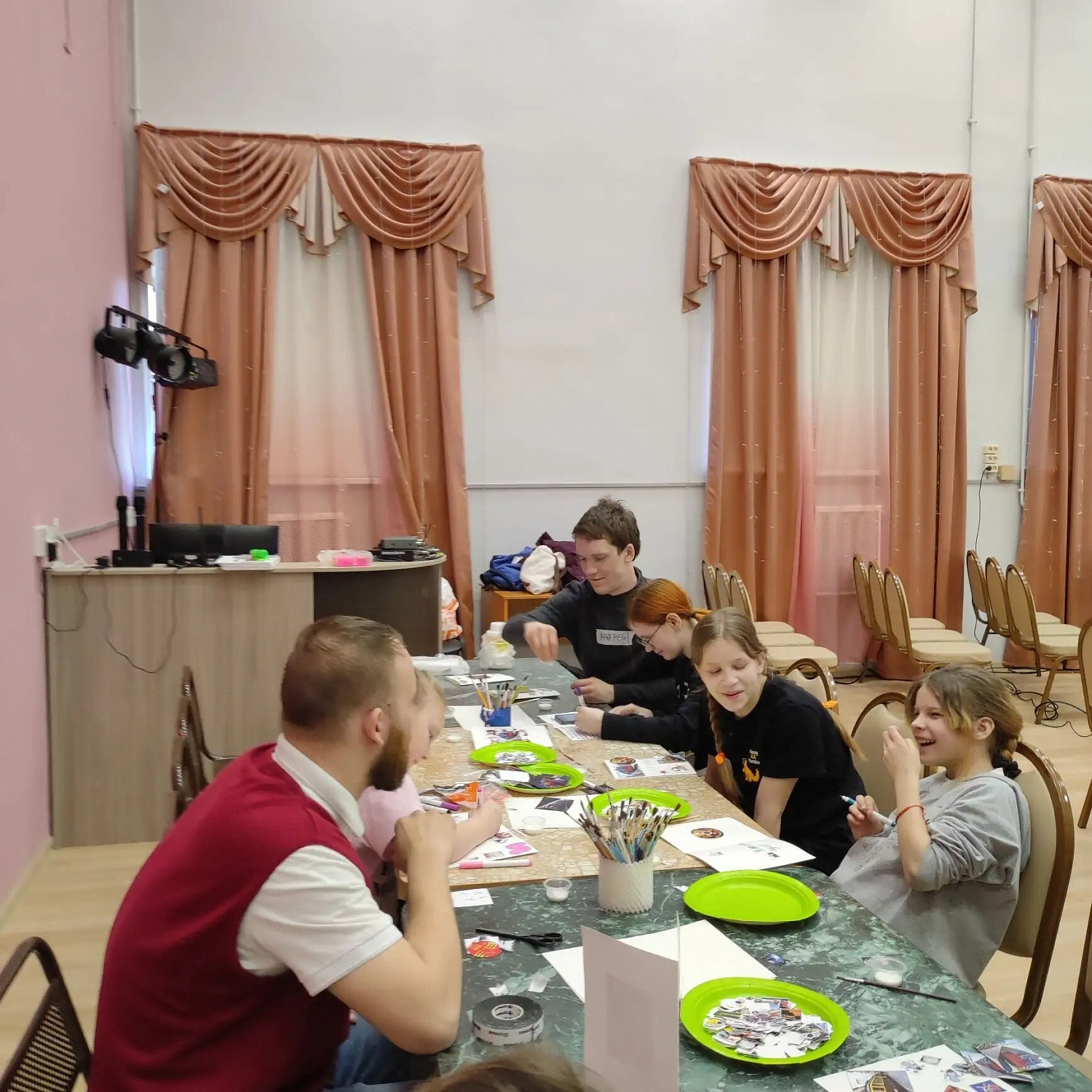 К нам приехали волонтёры АНО «Центр социальной поддержки и добровольчества «Созидатели» с очень интересным и необычным профориентационным занятием «Водитель трамвая».