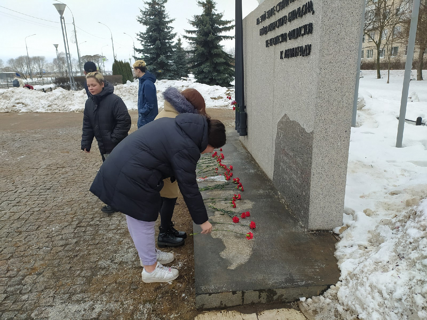 Возложение цветов к памятникам погибшим воинам, воинским обелискам, могилам Неизвестного солдата.