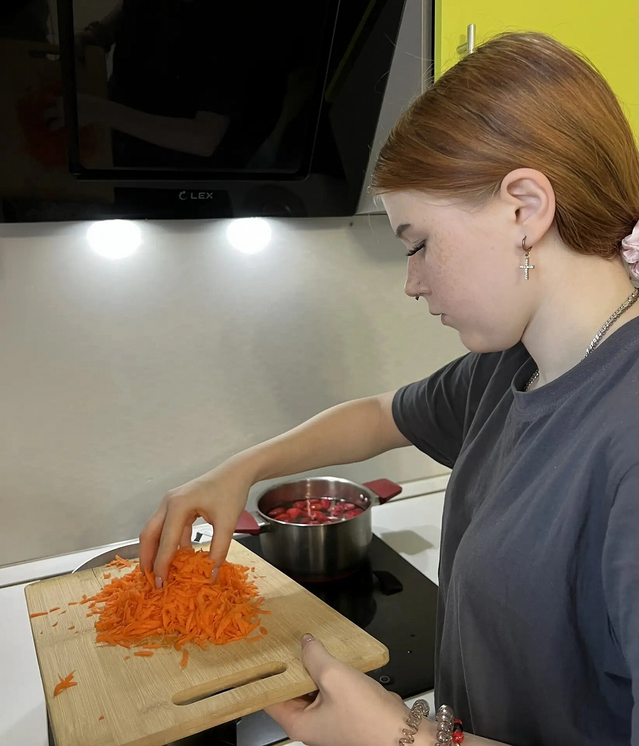В выходные на кухне стажировочной квартиры было особенно жарко и вкусно! К нашим ребятам в гости приехали волонтёры из АНО «Центр социальной поддержки и добровольчества «Созидатели» и устроили настоящий кулинарный праздник.