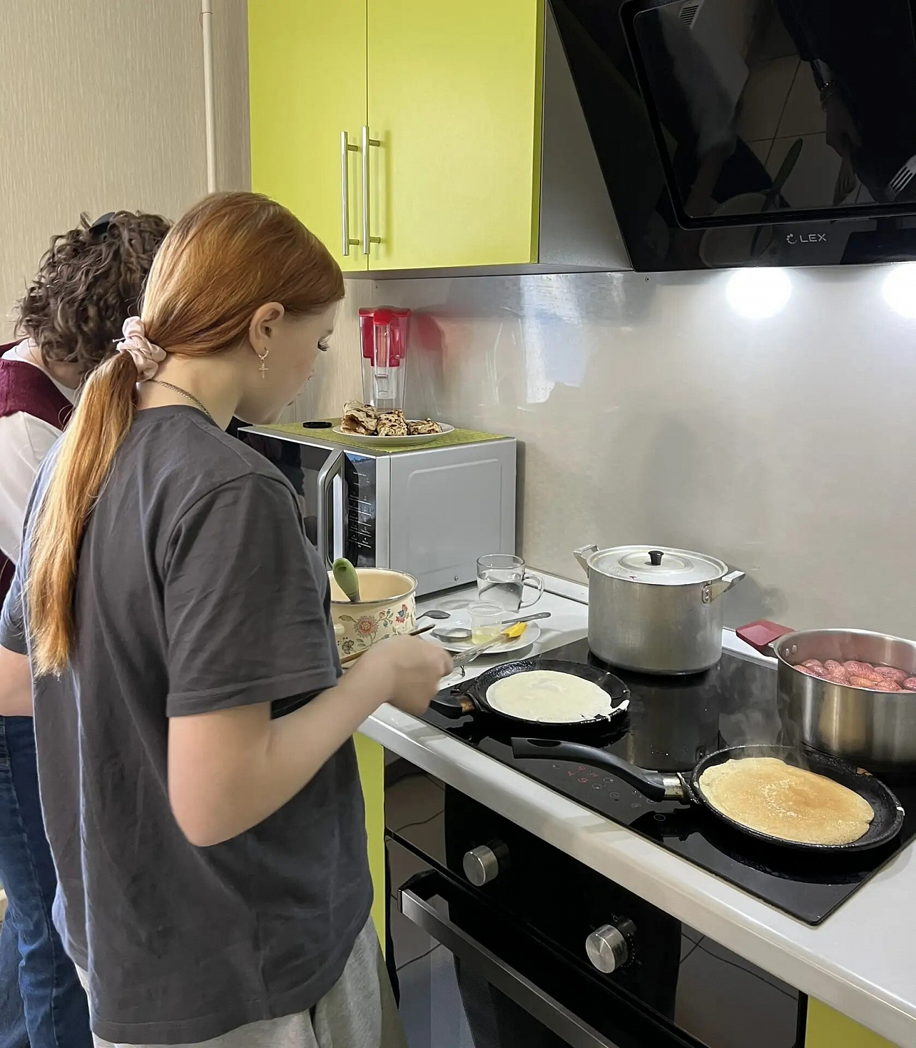 В выходные на кухне стажировочной квартиры было особенно жарко и вкусно! К нашим ребятам в гости приехали волонтёры из АНО «Центр социальной поддержки и добровольчества «Созидатели» и устроили настоящий кулинарный праздник.