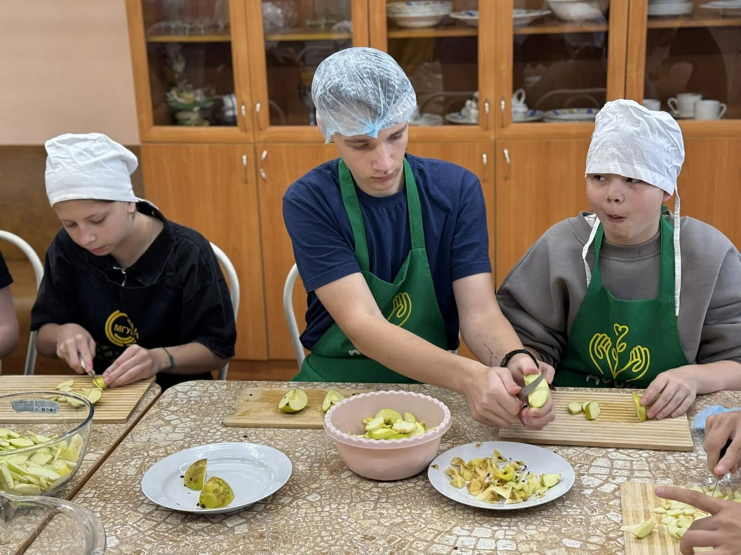 Осень - время сбора урожая и домашних заготовок. На кухне Никольского ресурсного центра этот сезон особенно ощутим: волонтёры принесли большое количество яблок, и было принято решение использовать их для приготовления яблочного повидла.