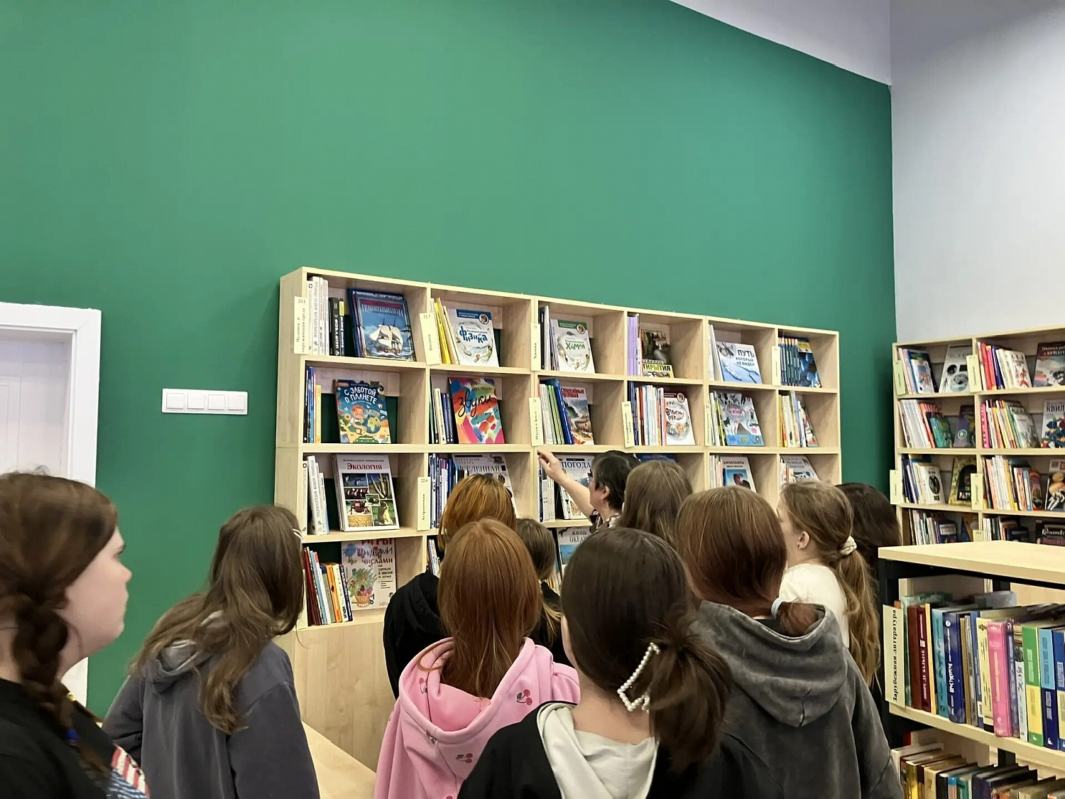 Тишина, уют и десятки профессий в одной: экскурсия в Никольскую городскую библиотеку