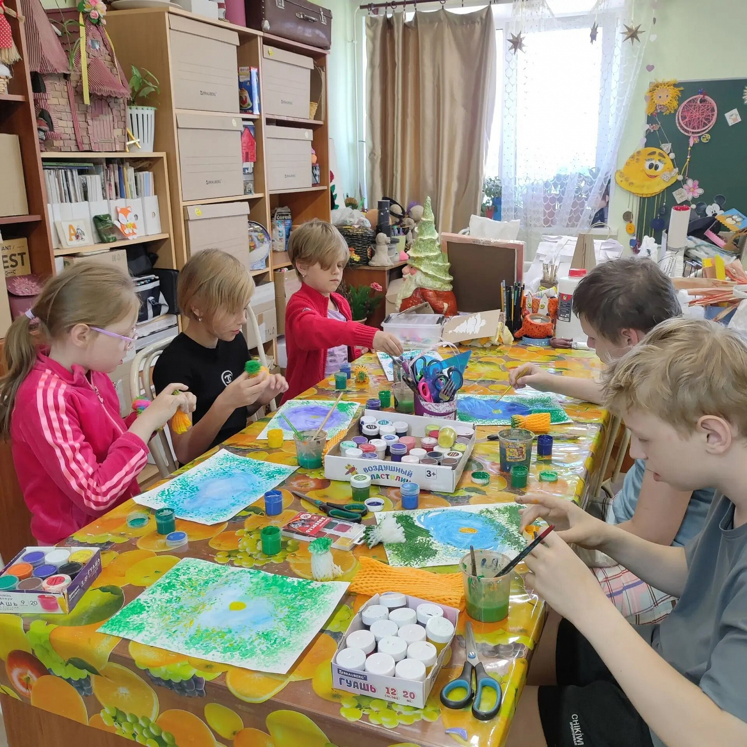  В кружке рисования у Светланы Юрьевны ребята попробовали необычную технику. Вместо привычных кистей и губок они взяли сетку, в которой продают фрукты и овощи. 