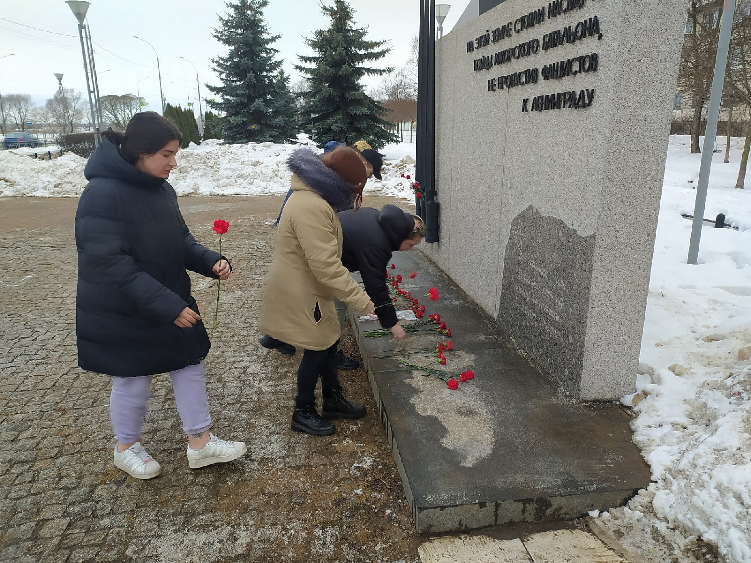Возложение цветов к памятникам погибшим воинам, воинским обелискам, могилам Неизвестного солдата.