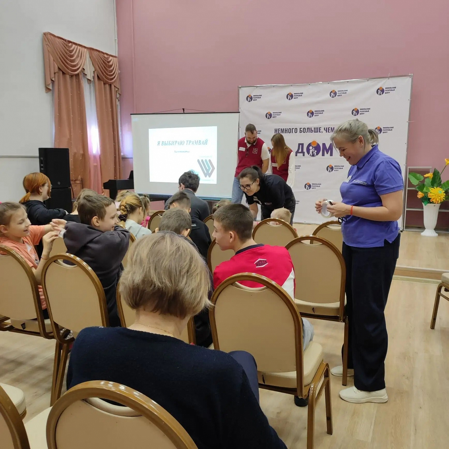 К нам приехали волонтёры АНО «Центр социальной поддержки и добровольчества «Созидатели» с очень интересным и необычным профориентационным занятием «Водитель трамвая».
