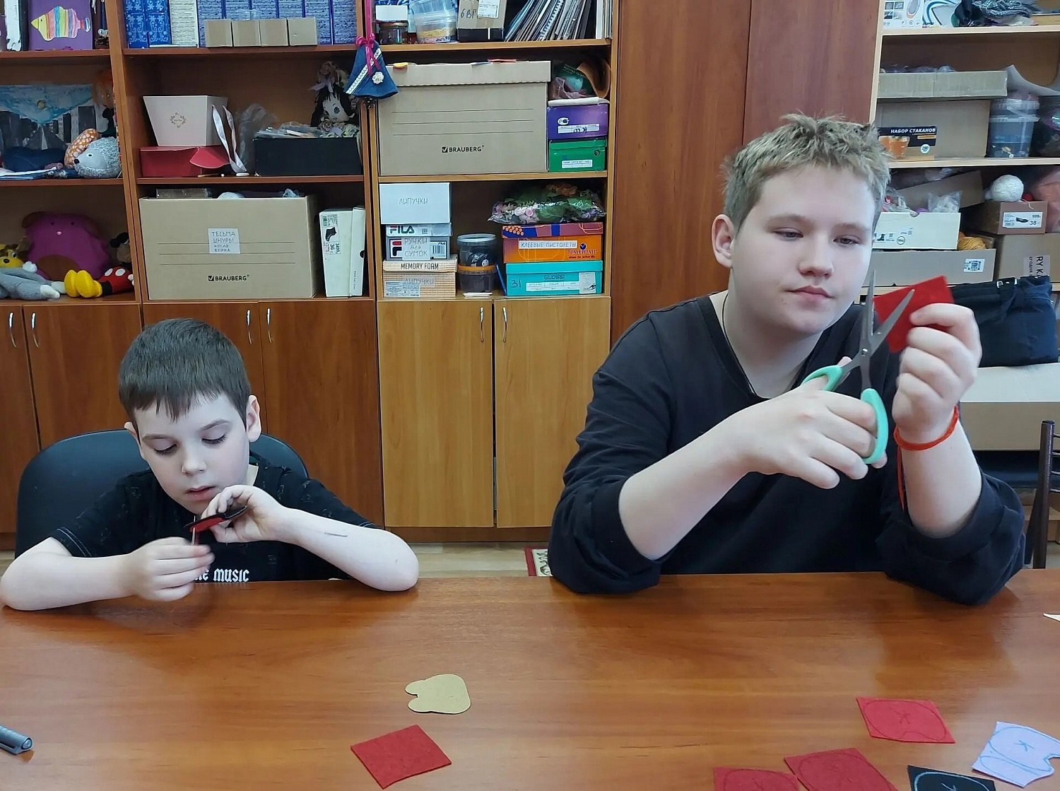 В швейной мастерской снова кипит творческая работа. На этот раз ребята шили броши — забавных зайчиков и усатых котиков из мягкого, уютного фетра.