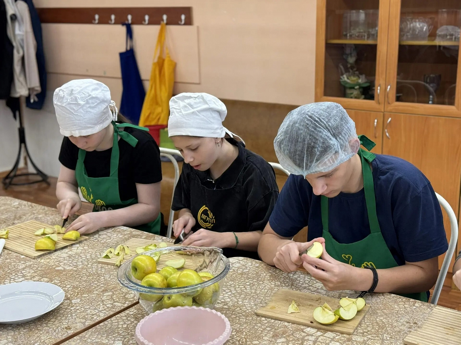 Осень - время сбора урожая и домашних заготовок. На кухне Никольского ресурсного центра этот сезон особенно ощутим: волонтёры принесли большое количество яблок, и было принято решение использовать их для приготовления яблочного повидла.