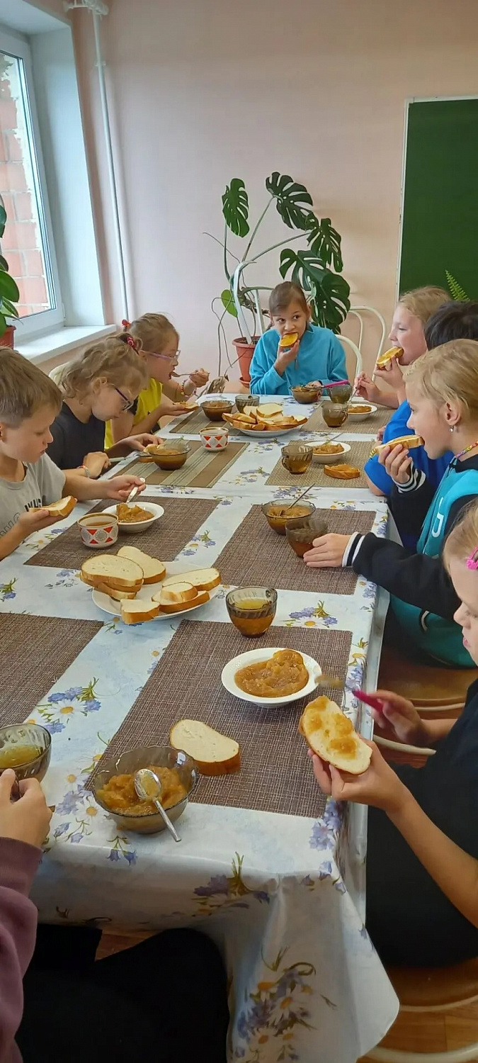 Осень - время сбора урожая и домашних заготовок. На кухне Никольского ресурсного центра этот сезон особенно ощутим: волонтёры принесли большое количество яблок, и было принято решение использовать их для приготовления яблочного повидла.