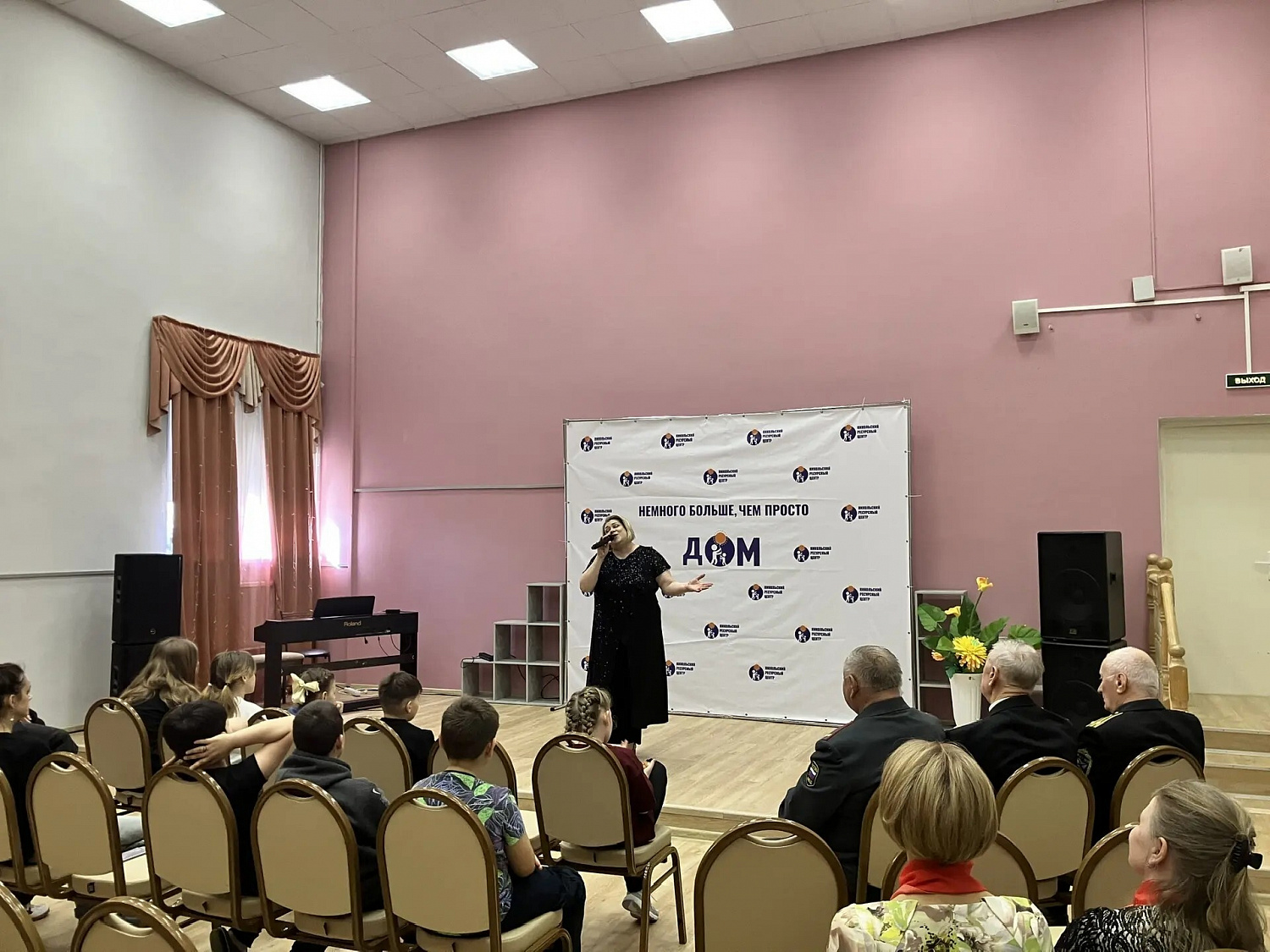 В минувшие выходные в Никольском ресурсном центре состоялся концерт, посвящённый Дню ветерана органов внутренних дел. 