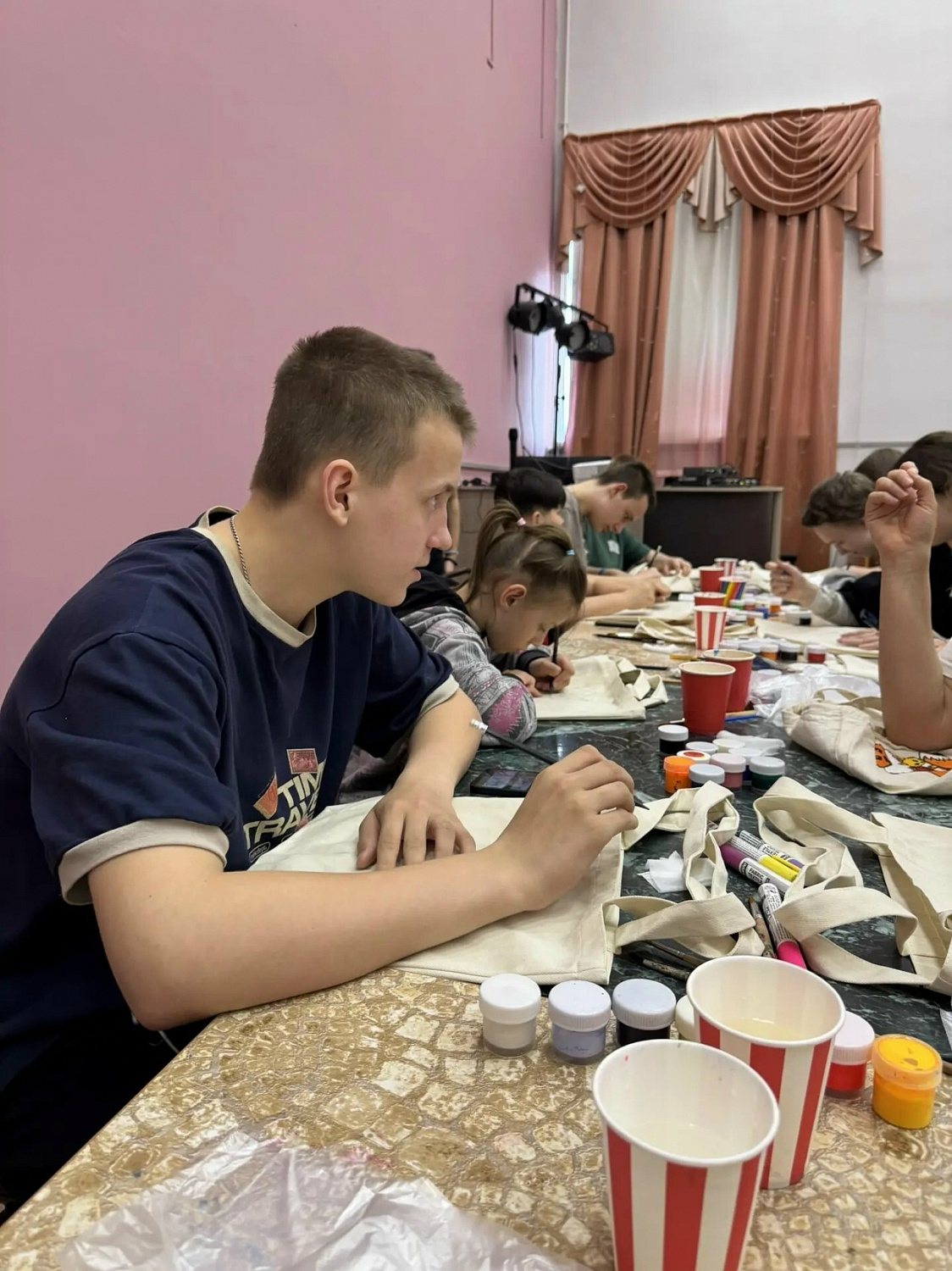 Волонтёры АНО «Центр социальной поддержки и добровольчества «Созидатели» провели для наших ребят творческий мастер-класс «Роспись шоперов»