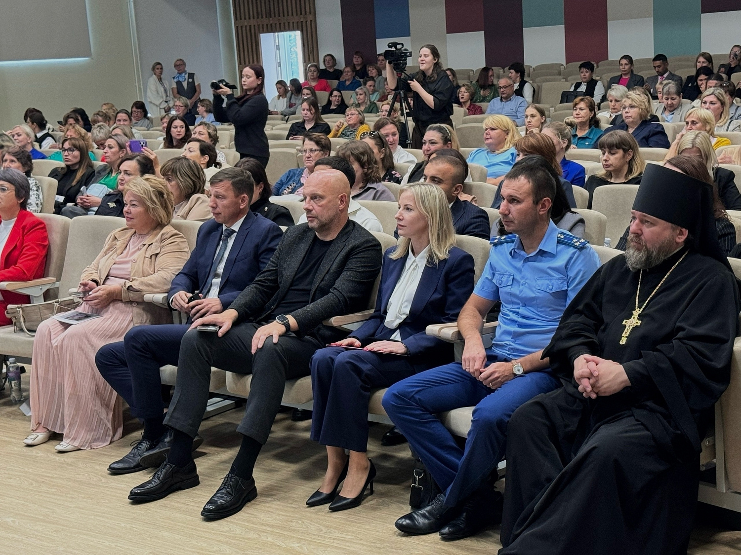 Делегация ГБУ ЛО "Никольский ресурсный центр" присутствовала 4 сентября на пленарном заседании научно-практической конференции «Демография» в Волховской городской гимназии. 